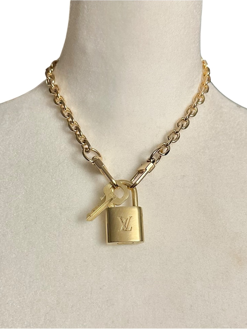 Authentic Louis Vuitton #323 Lock & Key Set on 18K Gold Plated Chain Necklace - Picture 6 of 7